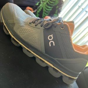 OnCloud size 8.5 great condition! Few flaws shown.